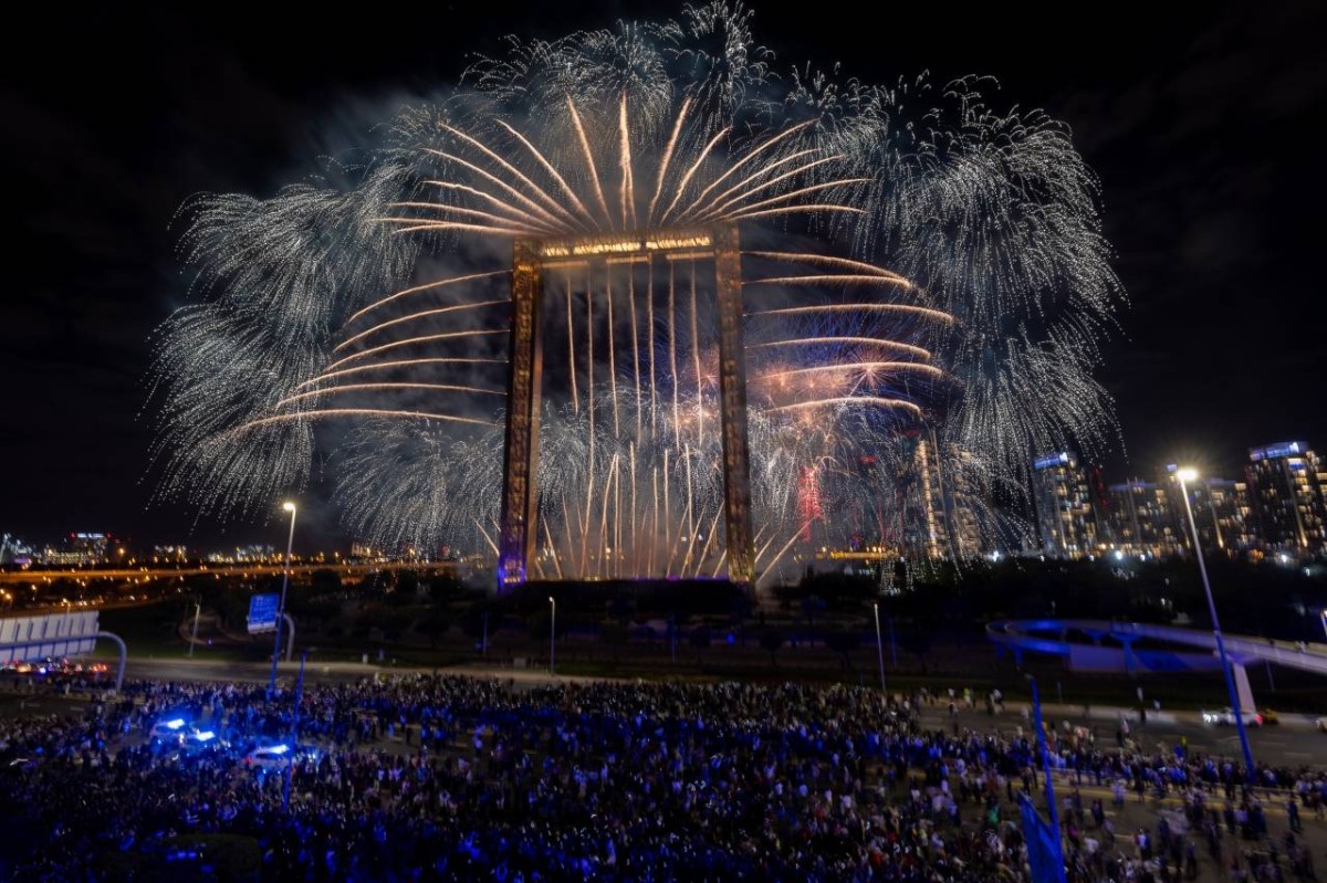 رواز دبي يتألأل باأللعاب النارية احتفا ًًال برأس السنة الميالدية |