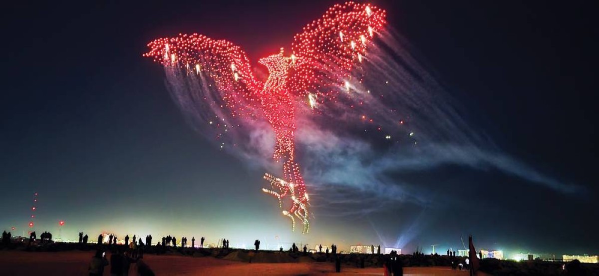 طائرات «درون» تحلق على شكل طائر العنقاء الأسطوري في سماء رأس الخيمة 