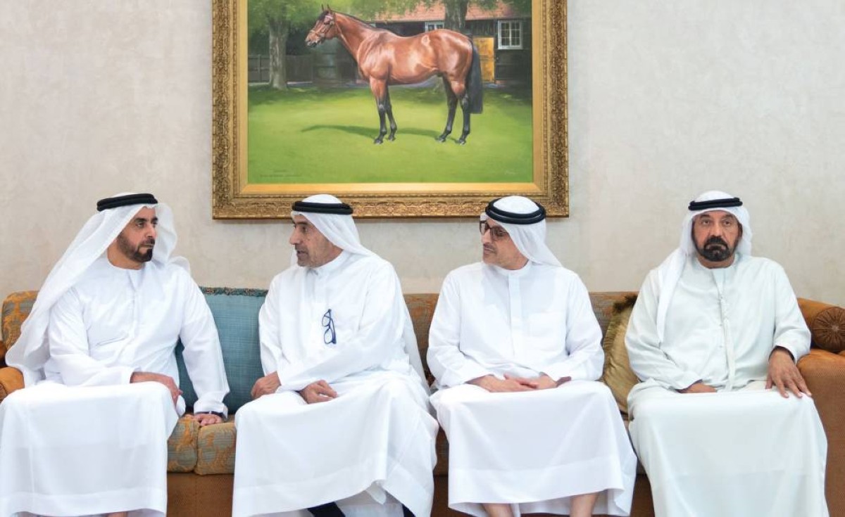 سيف بن زايد خلال تقديم واجب العزاء بحضور أحمد بن سعيد وأحمد وجمعة بن عبيد آل مكتوم