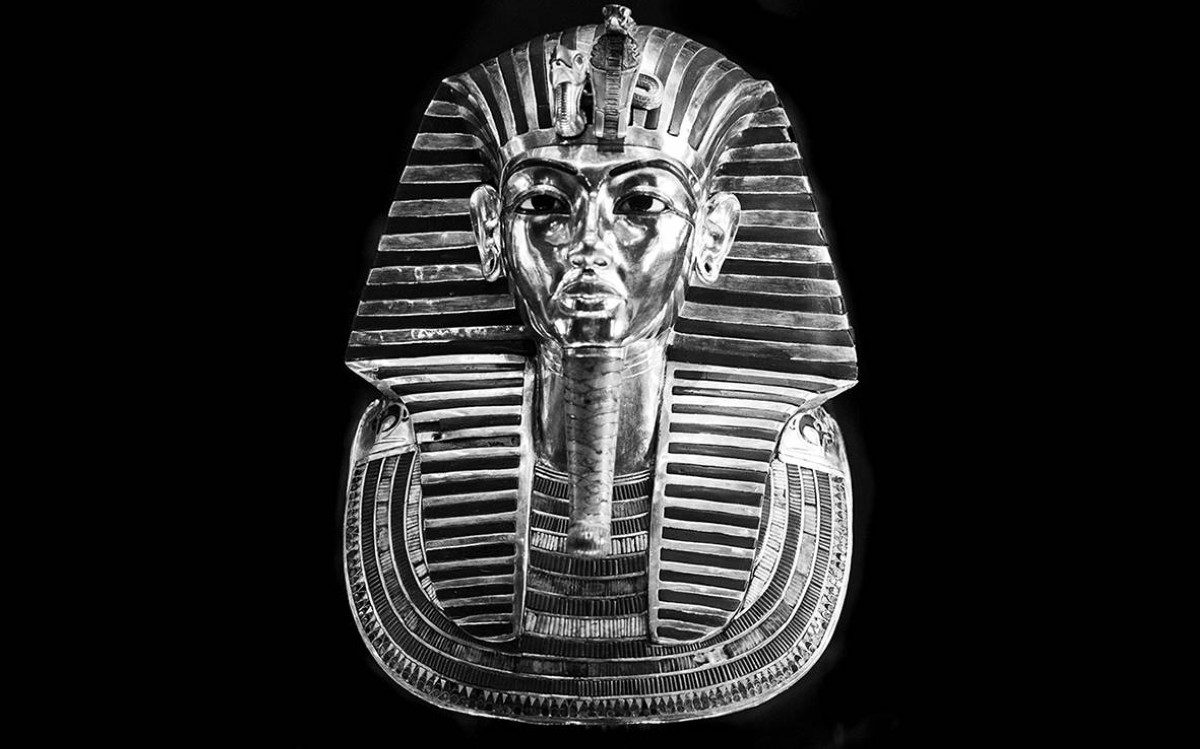 1924 العالم البريطاني في علم المصريات هوارد كارتر يكتشف تابوت الفرعون توت عنخ أمون.