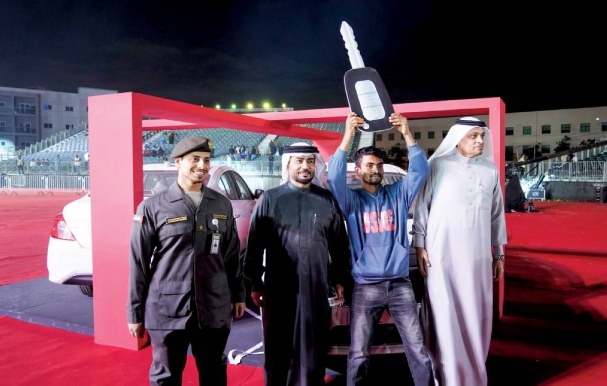 خلال فوز أحد العمال بالجائزة 