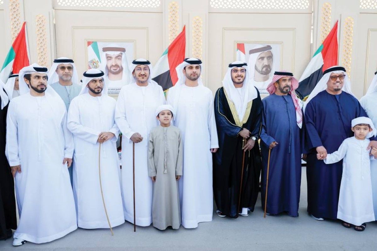 منصور بن محمد خلال الحفل بحضور فيصل القاسمي وضاحي خلفان