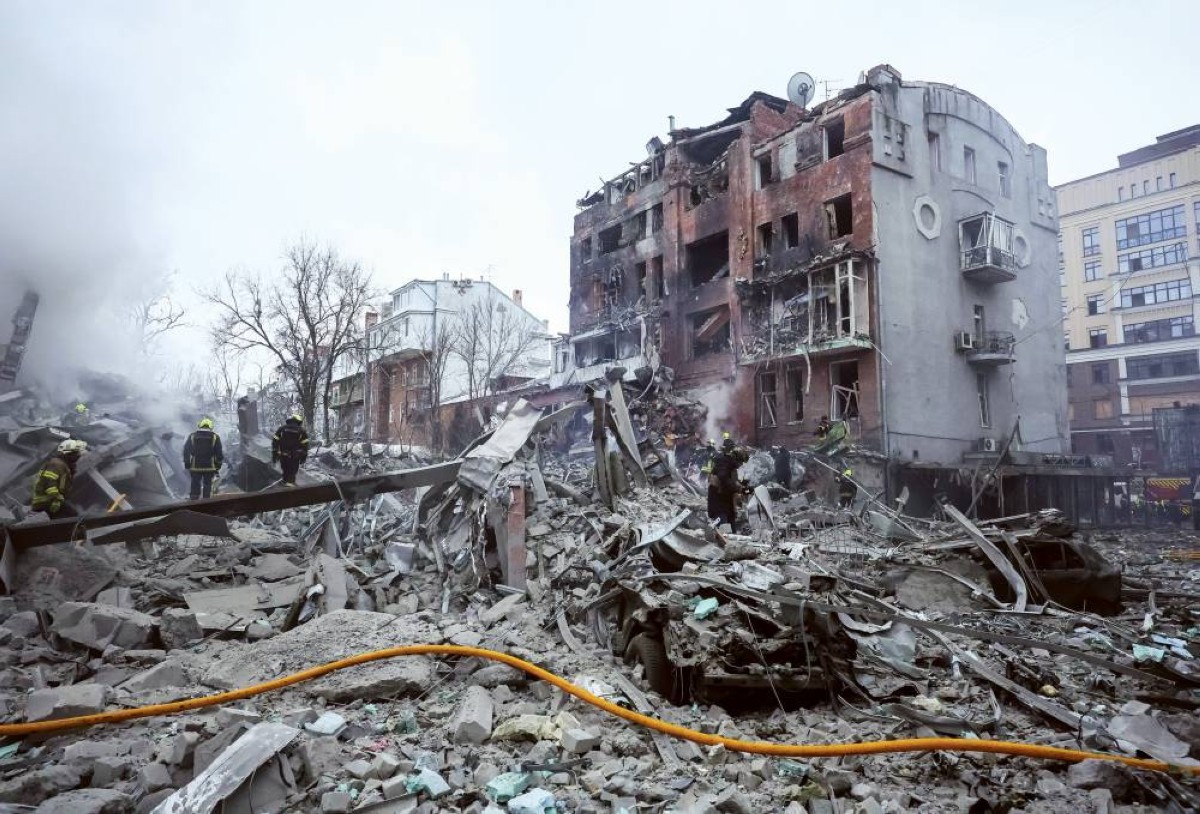 جانب من الدمار الذي خلّفته غارة جوية روسية على خاركيف