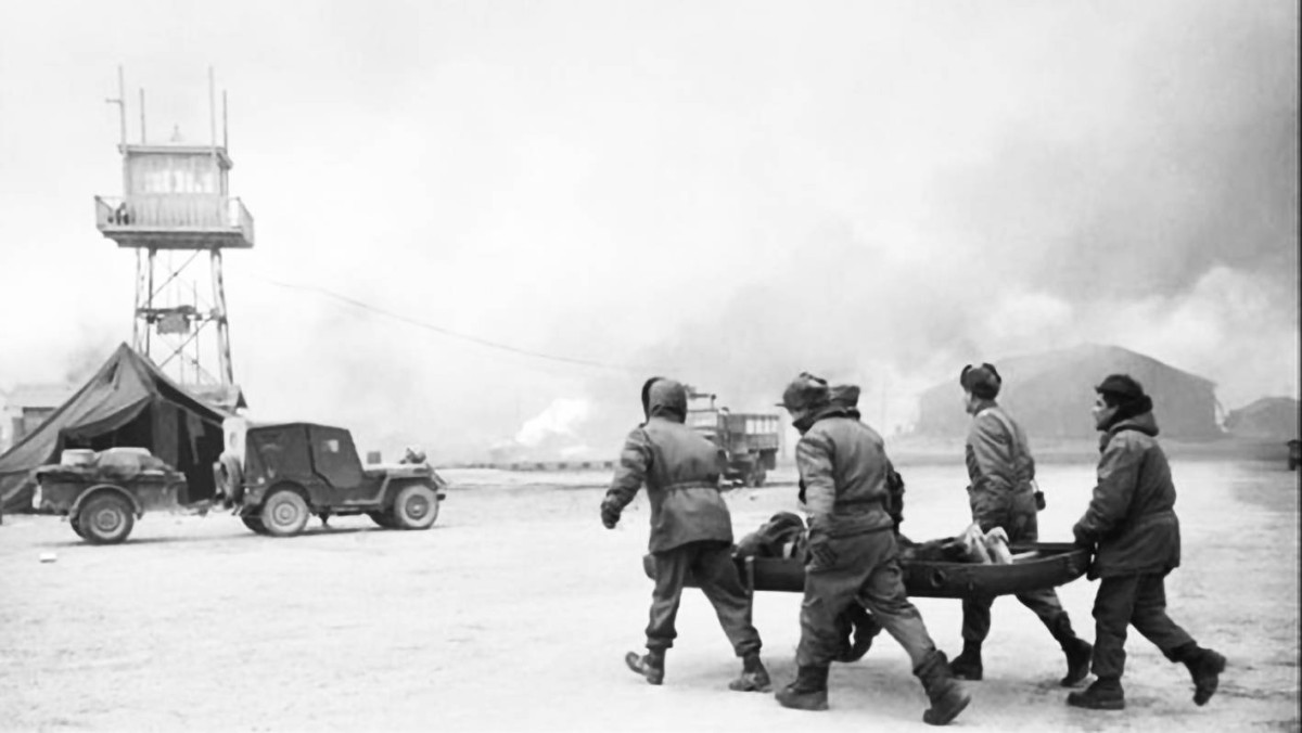 1951 -  القوات الصينية الكورية الشمالية تحتل مدينة سيئول في إطار الحرب الكورية.