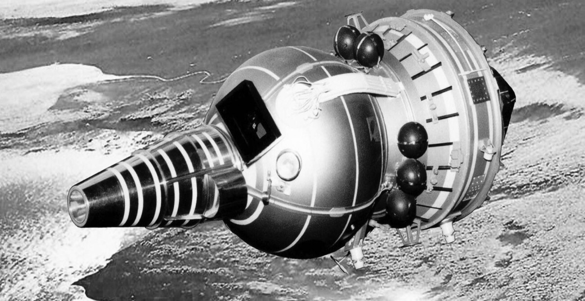 1959 -  المركبة الفضائية السوفييتية «لونا 1» تصبح أول مركبة فضائية تصل إلى جوار القمر.