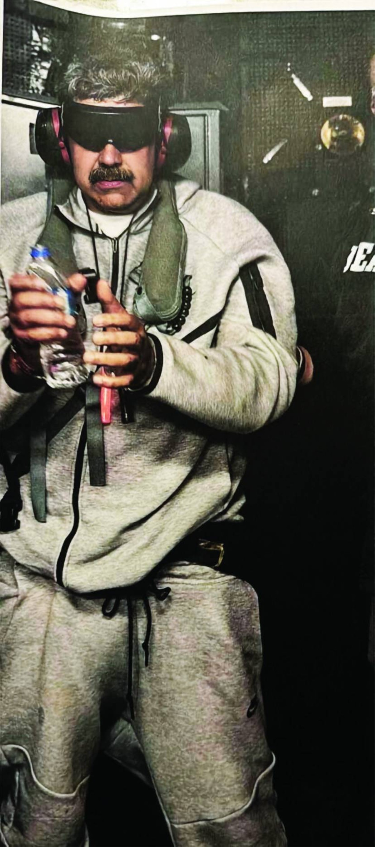 صورة نشرها ترامب لمادورو معتقلاً