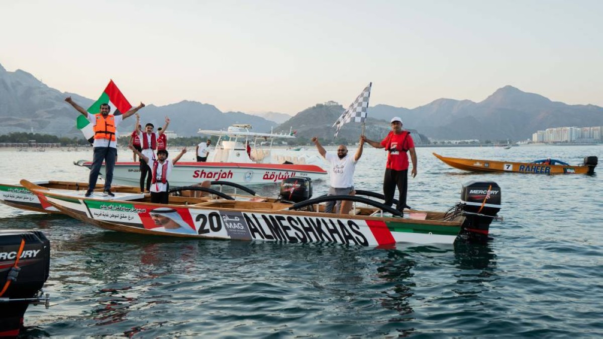 القوارب التراثية السريعة تحتفي بالإرث البحري... الزفين بطل موسم الشواحيف في خورفكان