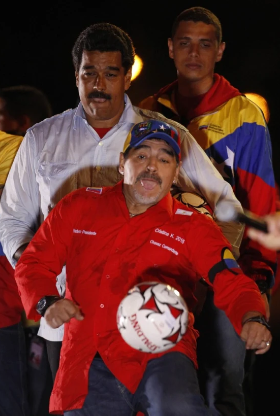 مادورو.. عشق مارادونا وبكى على ميسي وسُجن في محبس «بي ديدي»