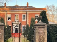 أقامت فيه العائلة الملكية.. حارس المنتخب الإنجليزي يشتري قصراً تاريخياً بـ 5.7 ملايين إسترليني