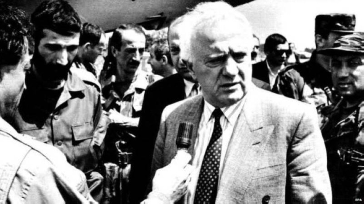 1992 تولي إدوارد شيفردنادزه رئاسة جورجيا، بعد هروب الرئيس زفياد جامساخورديا.
