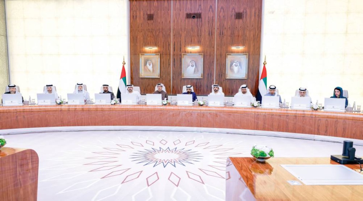 محمد بن راشد مترئساً الاجتماع بحضور منصور بن زايد وحمدان ومكتوم بن محمد وسيف وعبدالله بن زايد ونهيان بن مبارك ومحمد القرقاوي ومحمد الحسيني وعبدالرحمن العويس وريم الهاشمي وسهيل المزروعي