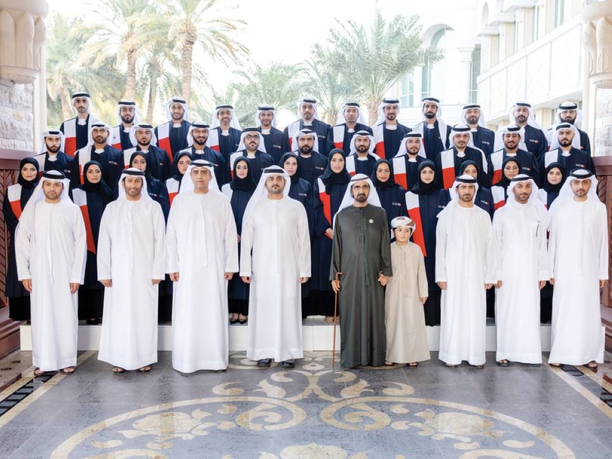 محمد بن راشد في صورة جماعية مع القضاة بحضور مكتوم بن محمد وراشد بن منصور بن زايد وعصام الحميدان وسيف السويدي وعبدالقادر موسى وعبدالله السبوسي 