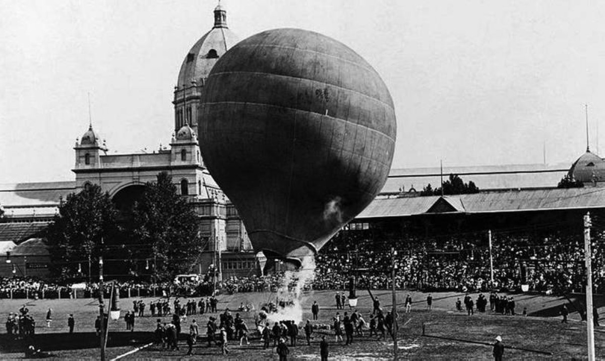 1785 القيام بأول رحلة جوية تعبر بين إنجلترا وفرنسا بواسطة منطاد هوائي.
