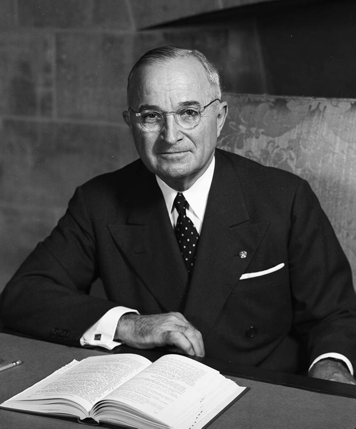 1953 الرئيس الأمريكي هاري ترومان يعلن أن أمريكا طورت قنبلة هيدروجينية.
