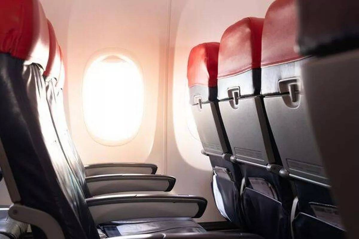 خبراء ينصحون: احجز في الجانب الأيمن من الطائرة لهذا السبب