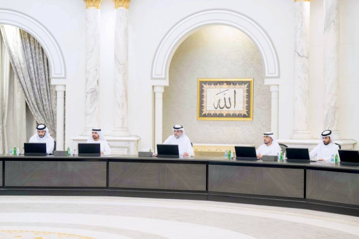 «تنفيذي الشارقة» يناقش تنظيم محطات شحن المركبات
