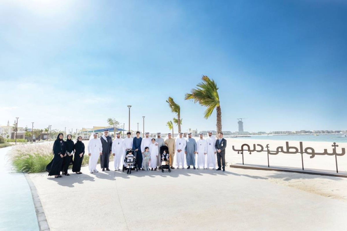 حمدان بن محمد خلال زيارة الشاطئ بحضور أحمد بن سعيد وعبدالله البسطي ومطر الطاير ومروان بن غليطة وبدر أنوهي ومسؤولين في بلدية دبي 