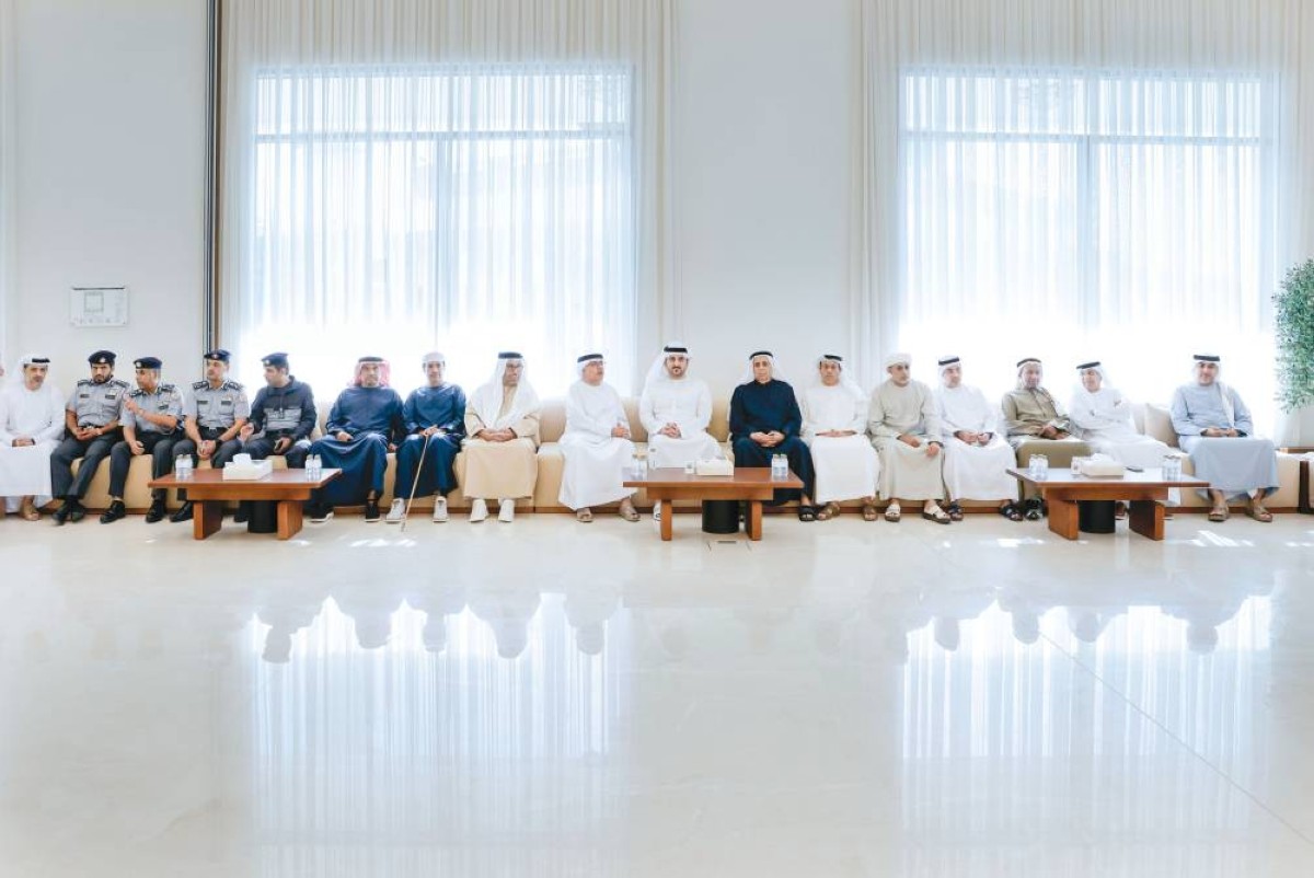 مكتوم بن محمد خلال تقديم واجب العزاء إلى عبدالرحمن العور 