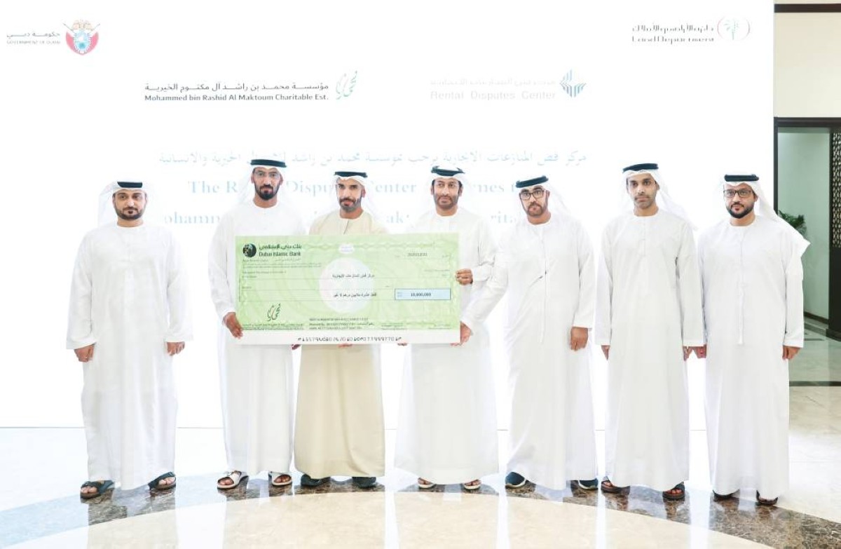 عبد القادر موسى وسيف الدليل والحضور خلال تسلم الشيك