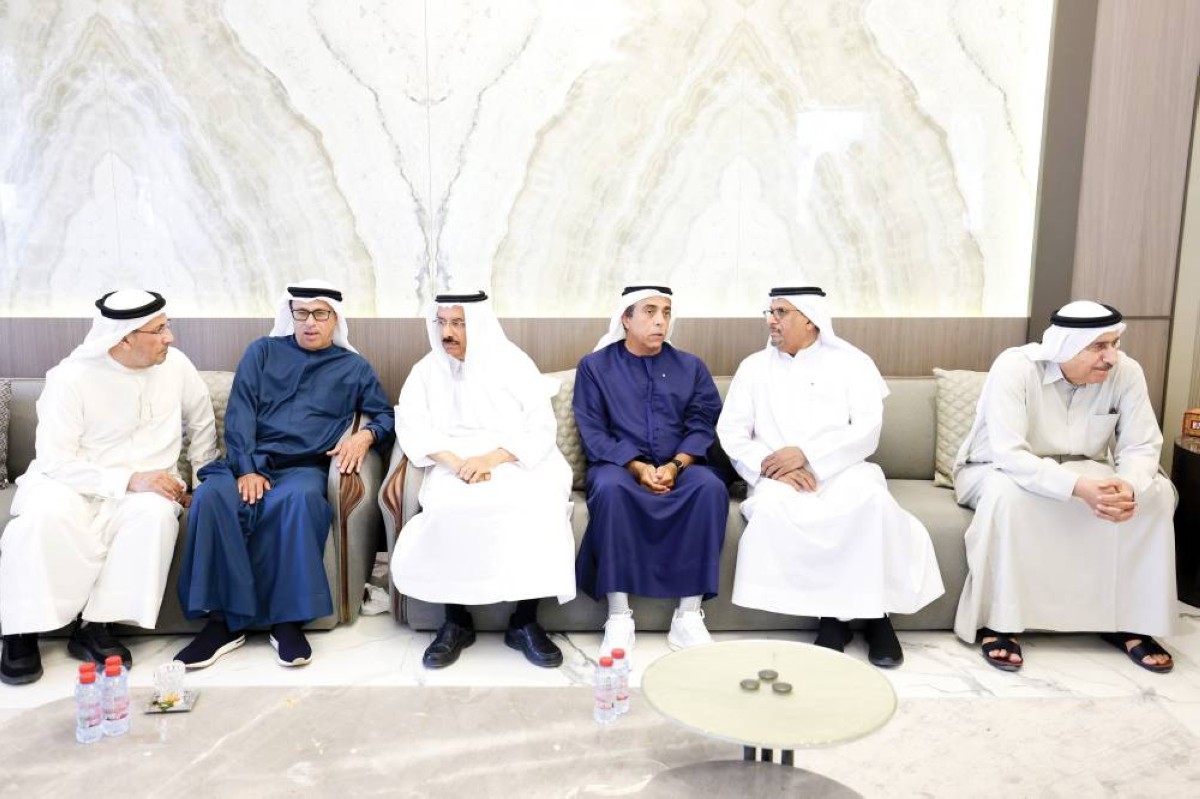 محمد المر وعمر الفطيم والحضور خلال العزاء