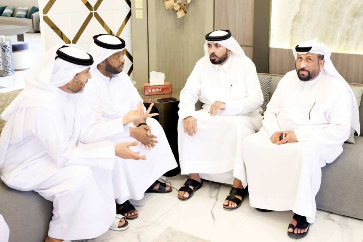 ناصر بن طوق يتلقى التعازي من طارق الطواش وسعود خليفة