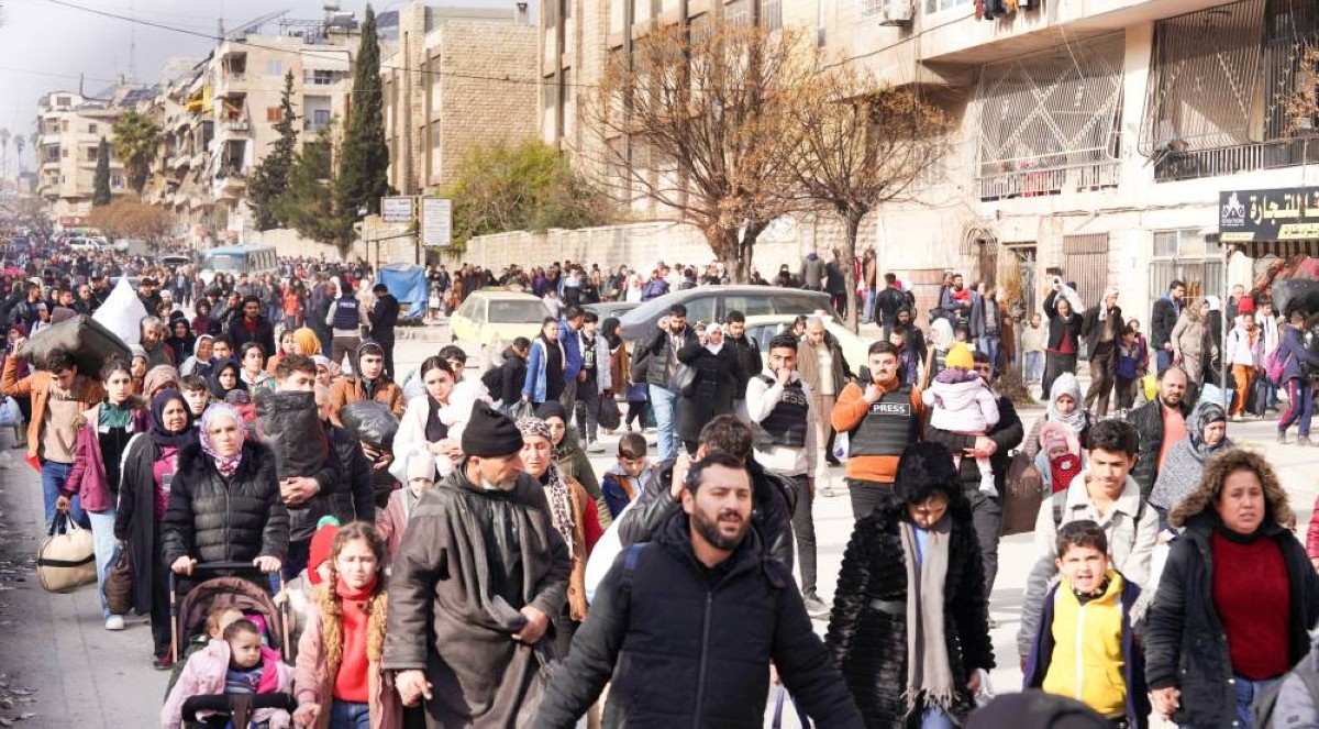 جموع من المدنيين يغادرون حيي الشيخ مقصود والأشرفية في شمال حلب