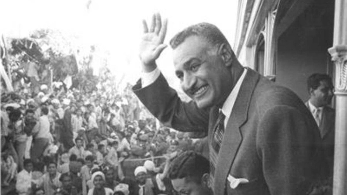 1960 الرئيس جمال عبدالناصر يضع حجر الأساس لبناء السد العالي بتمويل من الاتحاد السوفييتي.
