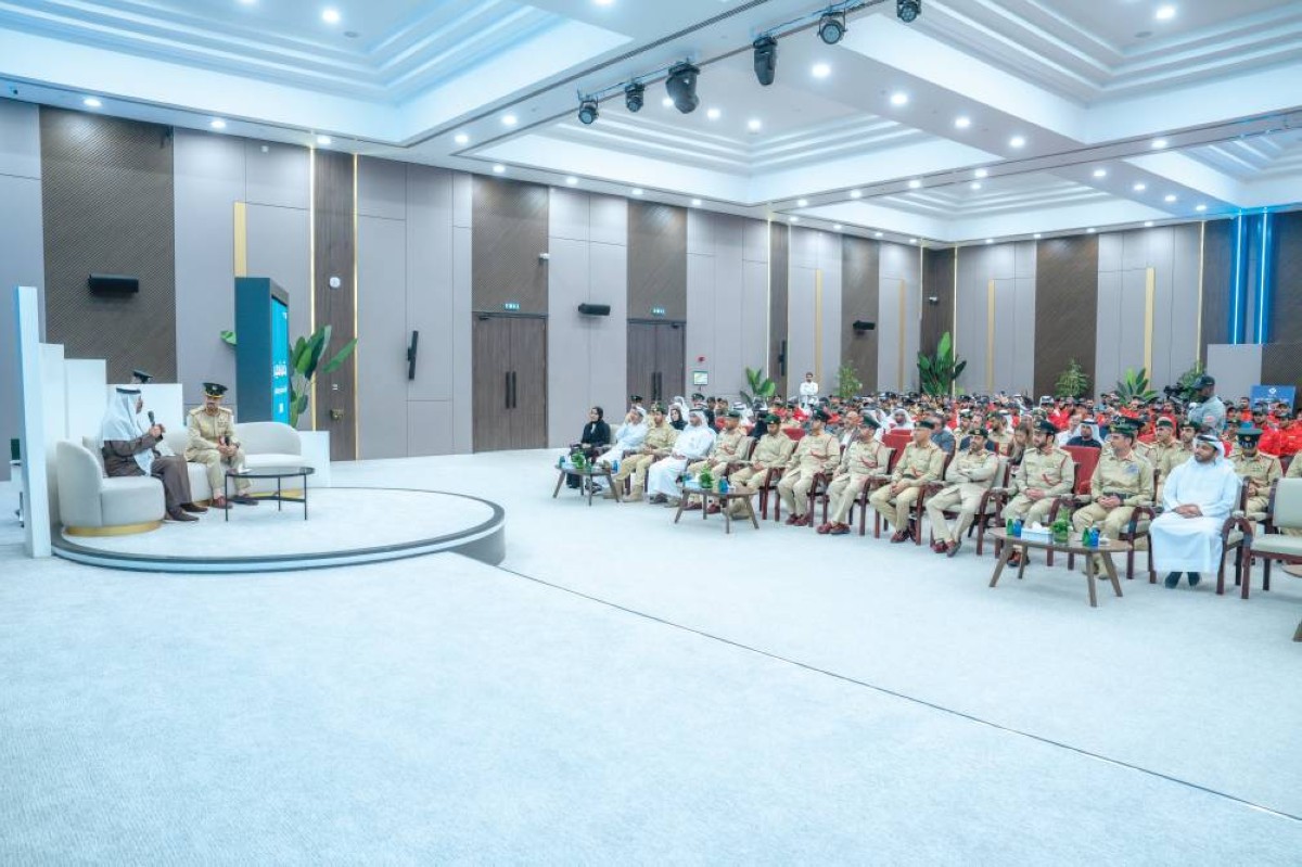 عبدالله المري وفريق عمل الإدارة العامة للتدريب خلال إحدى جلسات الملتقى