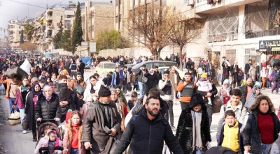 جموع من المدنيين يغادرون حيي الشيخ مقصود والأشرفية في شمال حلب