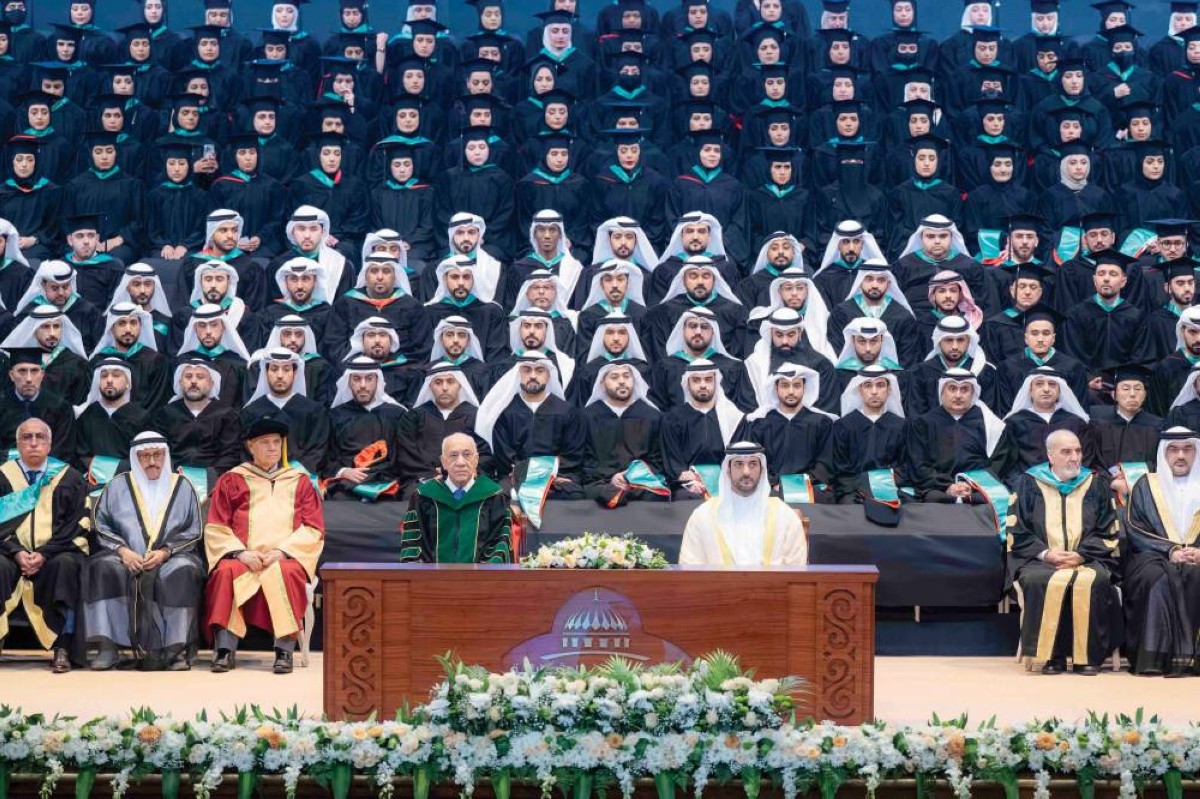 سلطان بن أحمد خلال حضوره الحفل بحضور الأكاديميين والخريجين