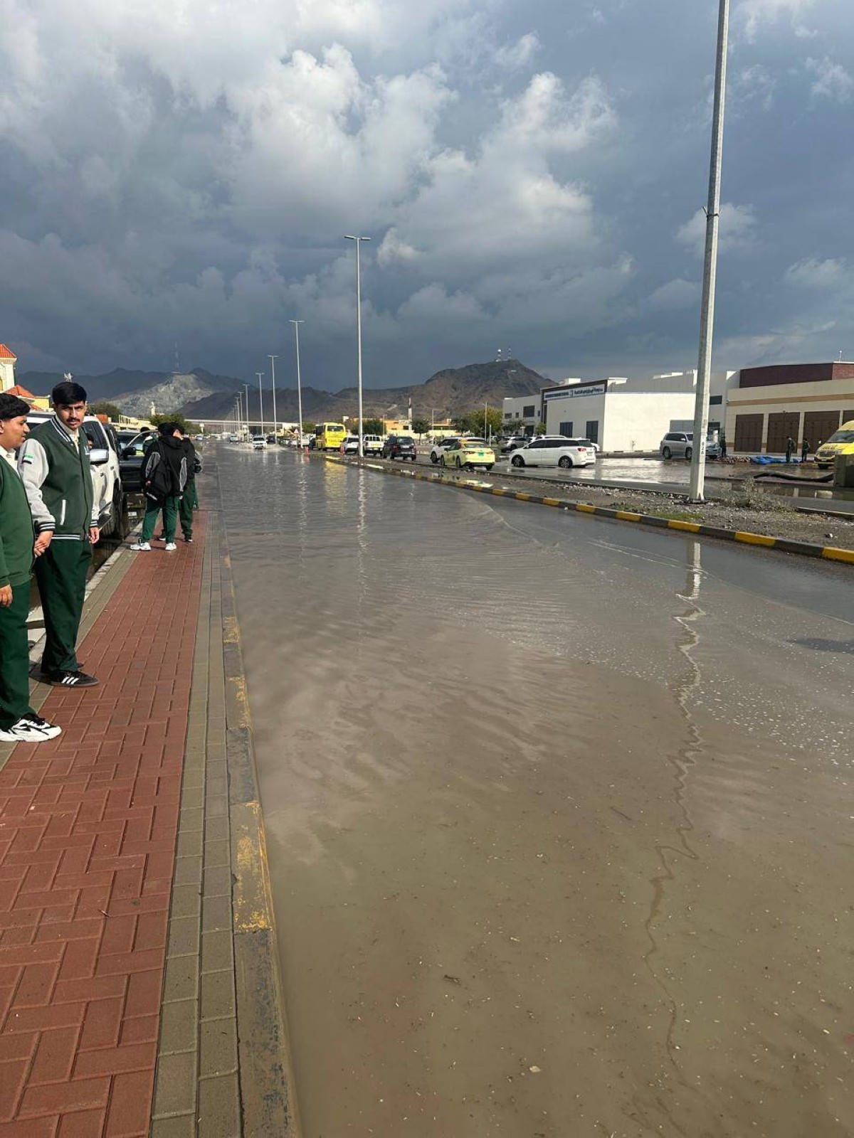 خروج مبكر للطلبة في عدد من مدارس الفجيرة بسبب الأمطار الغزيرة