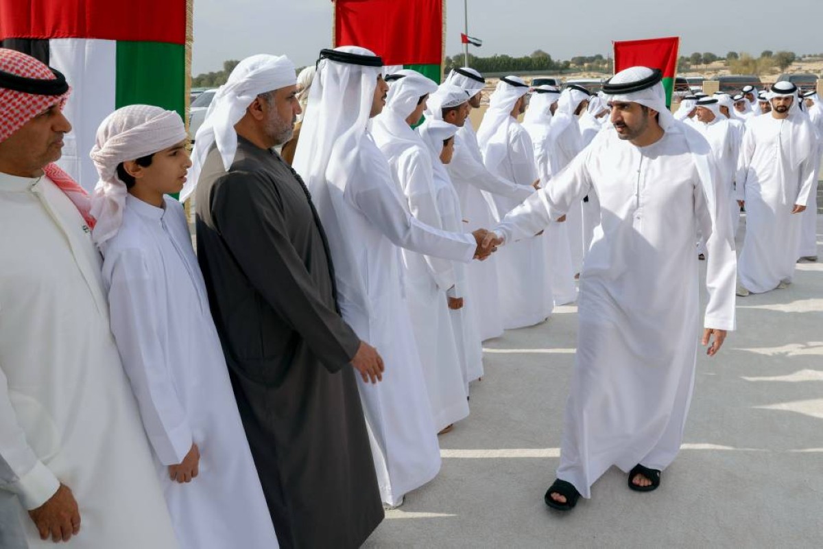  حمدان بن محمد مصافحاً مستقبليه 