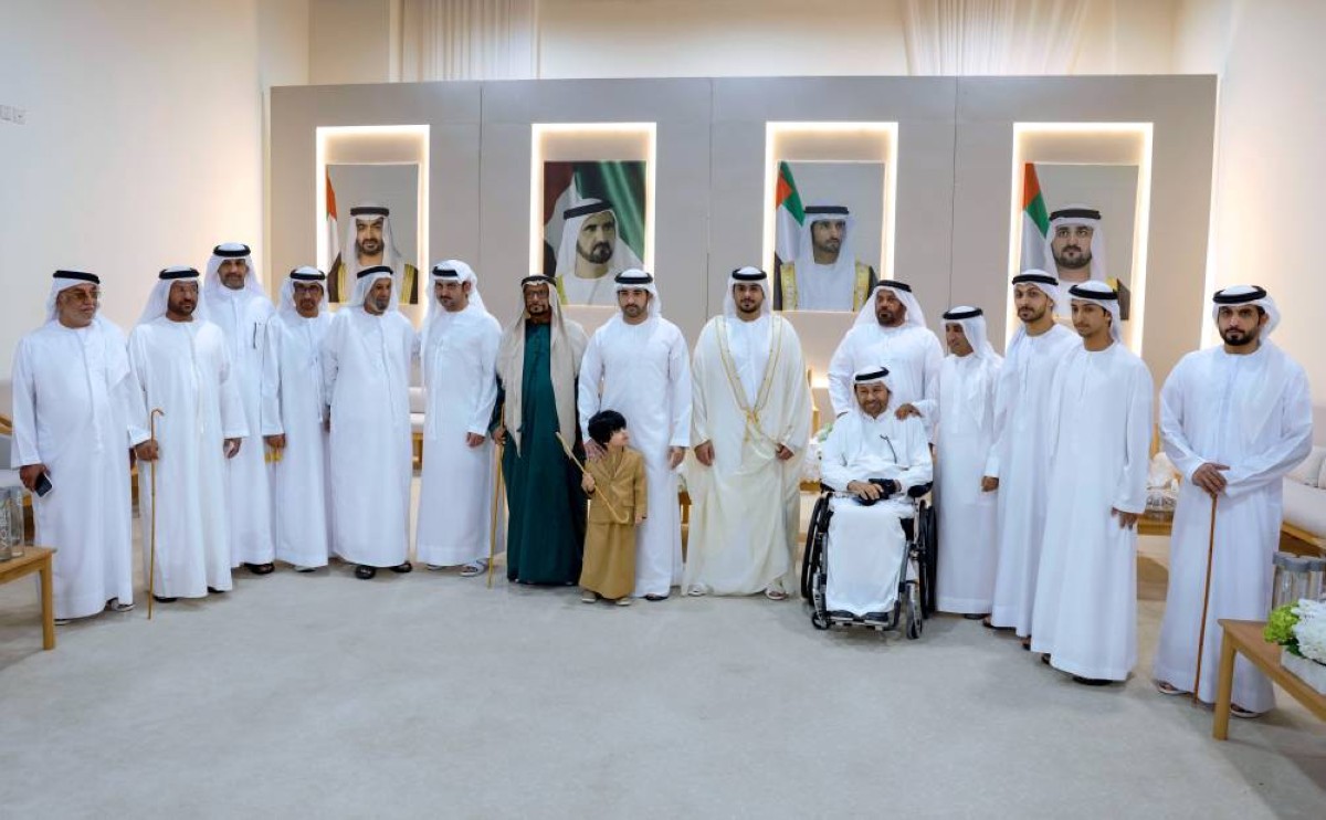  حمدان بن محمد ومكتوم بن محمد في لقطة جماعية مع العريس وذويه بحضور سعيد بن مكتوم 