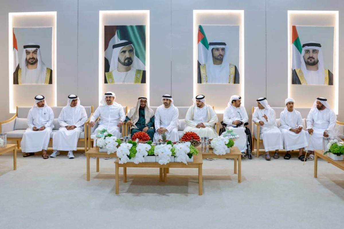 حمدان بن محمد ومكتوم بن محمد خلال حفل الاستقبال بحضور سعيد بن مكتوم والعريس وذويه 