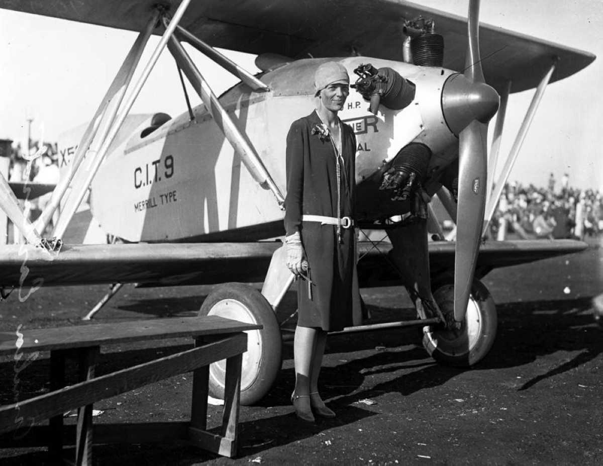 1935 - أميليا إيرهارت تطير بمفردها من هاواي إلى كاليفورنيا لتكون بذلك أول امرأة تقوم بهذا العمل.