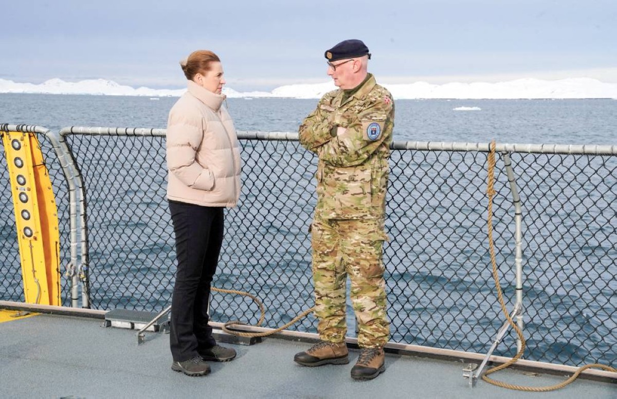 ميتي فريدريكسن تتحدث مع قائد القيادة القطبية الشمالية على متن سفينة التفتيش في غرينلاند