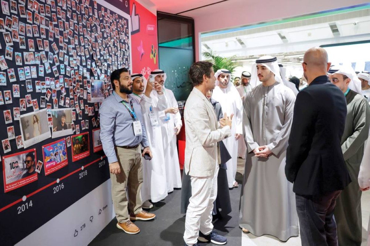 محمد بن راشد بن محمد في حديث مع عدد من صناع المحتوى بحضور سعيد العطر