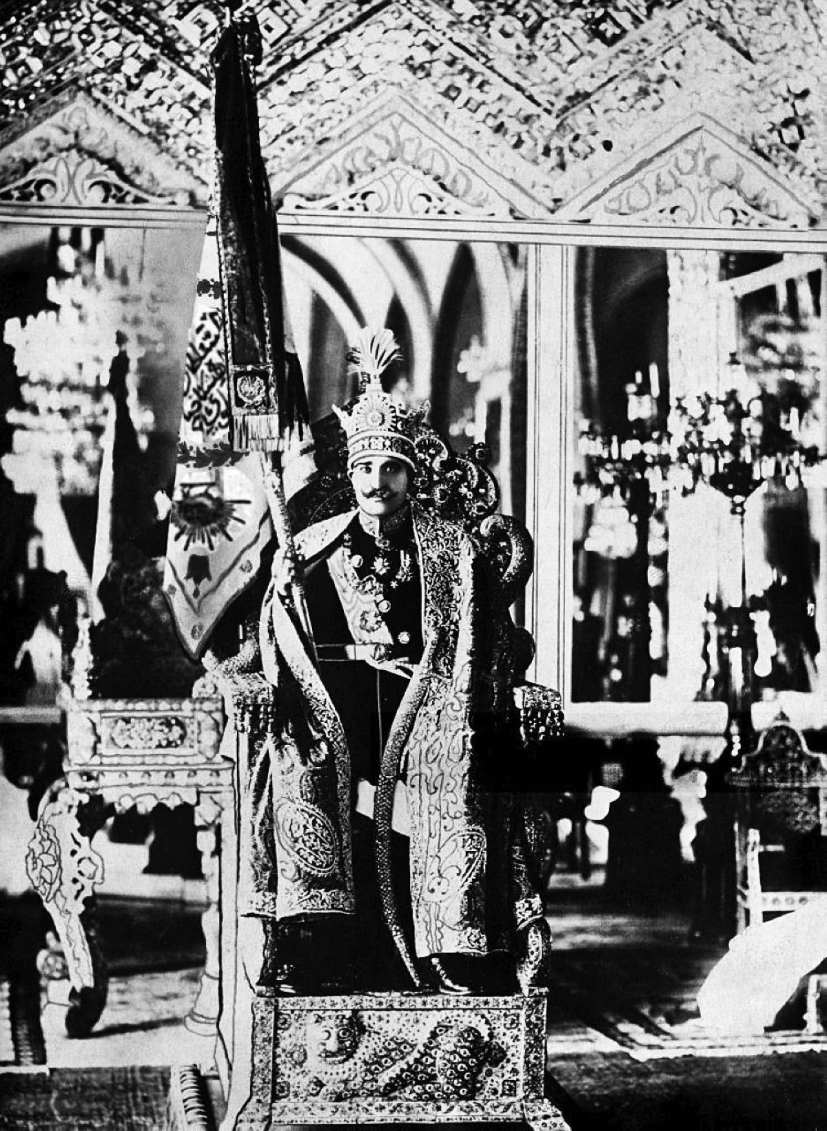 1925 -  رضا بهلوي يطيح بأحمد ميرزا القاجاري وينصّب نفسه شاهاً على إيران.