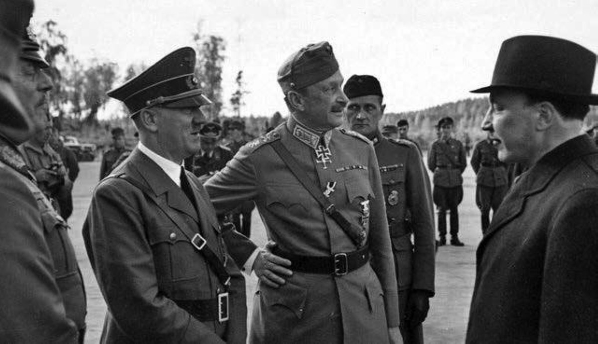 1944 -  انسحاب القوات الألمانية النازية من لينينغراد بعد حصار سنتين.
