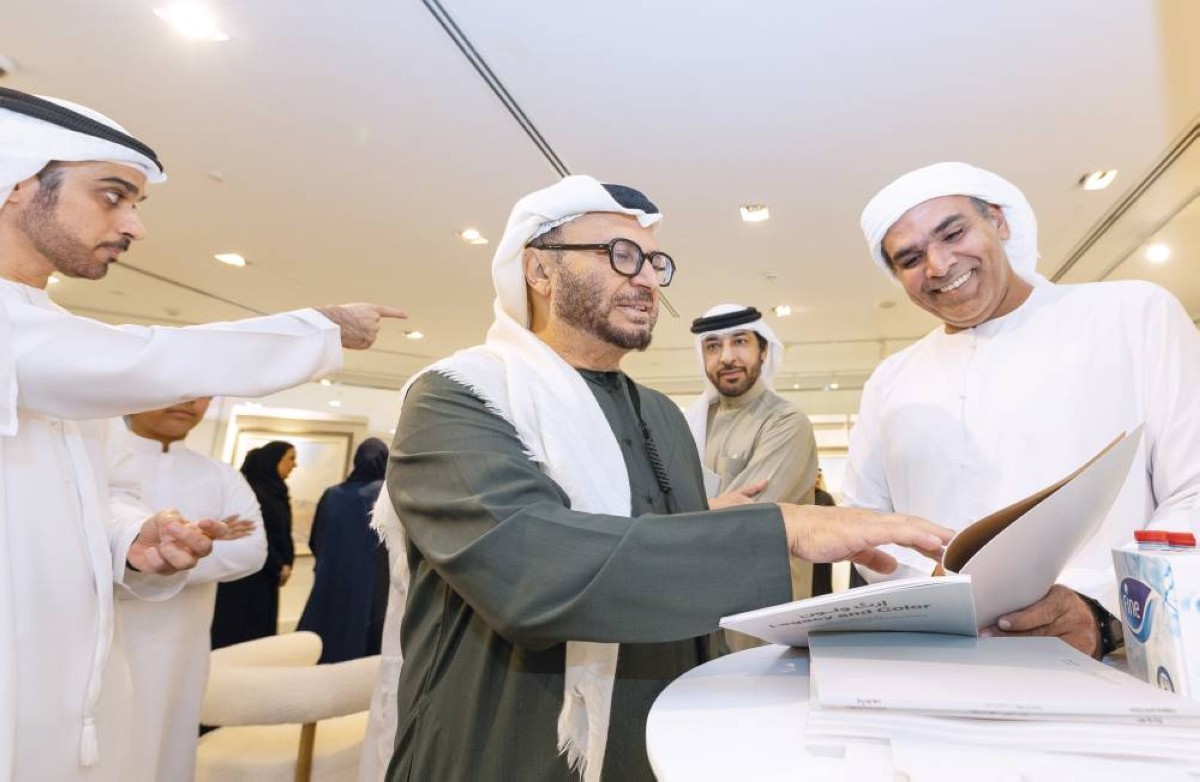 أنور قرقاش خلال جولة في المعرض