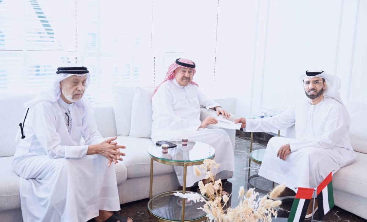 علي المطوع خلال تسلّم التبرع من محمود وأحمد الدلال