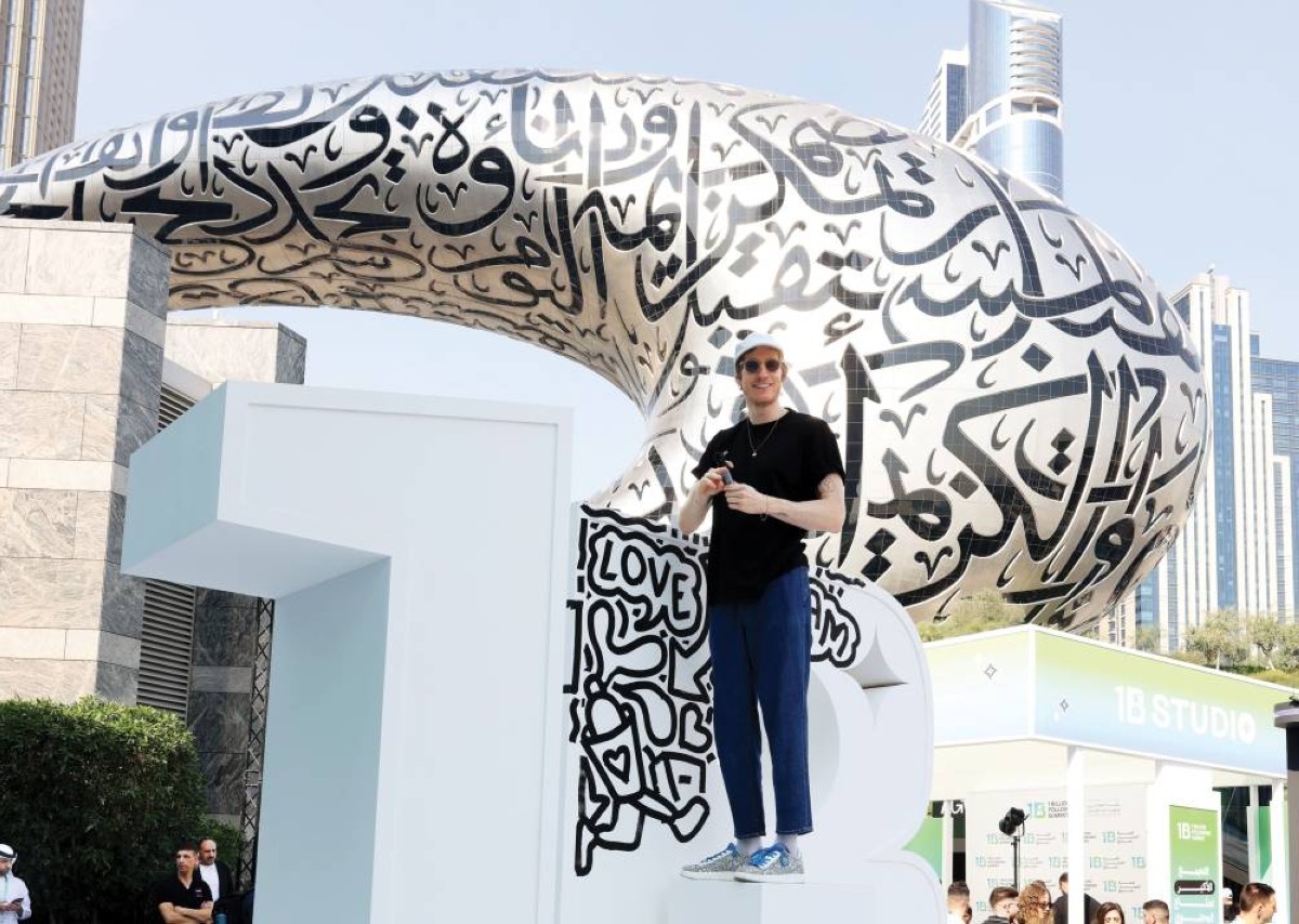 فنان عالمي يقدم مجسماً يلفت الأنظار