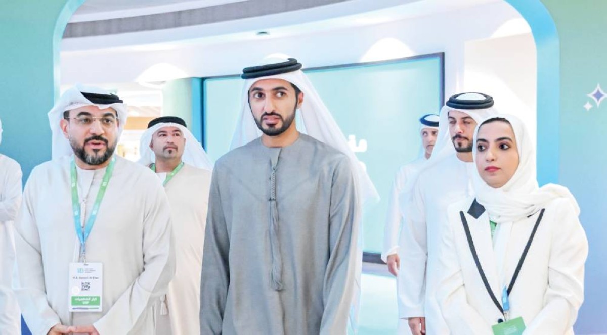 راشد بن حميد خلال زيارة «القمة» بحضور سعيد العطر وعالية الحمادي