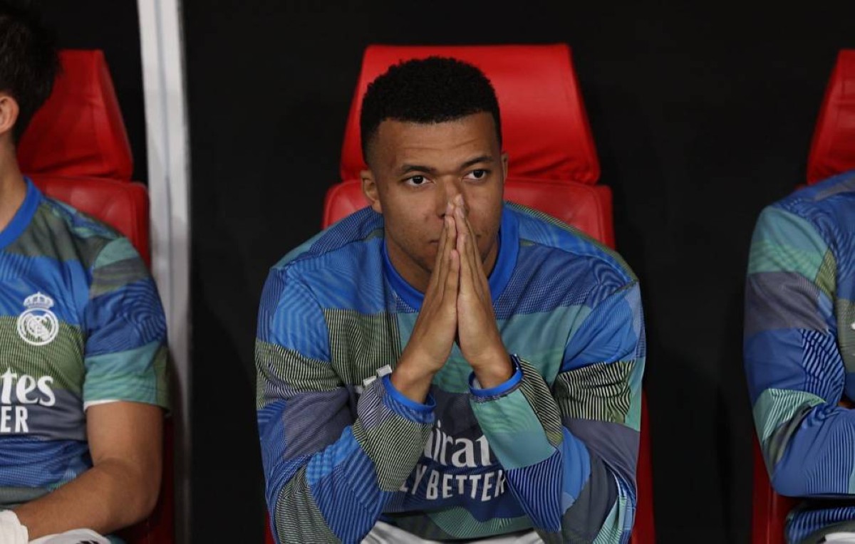 خارج إطار المباراة.. لقطة مثيرة للجدل في ليلة تتويج برشلونة بالسوبر