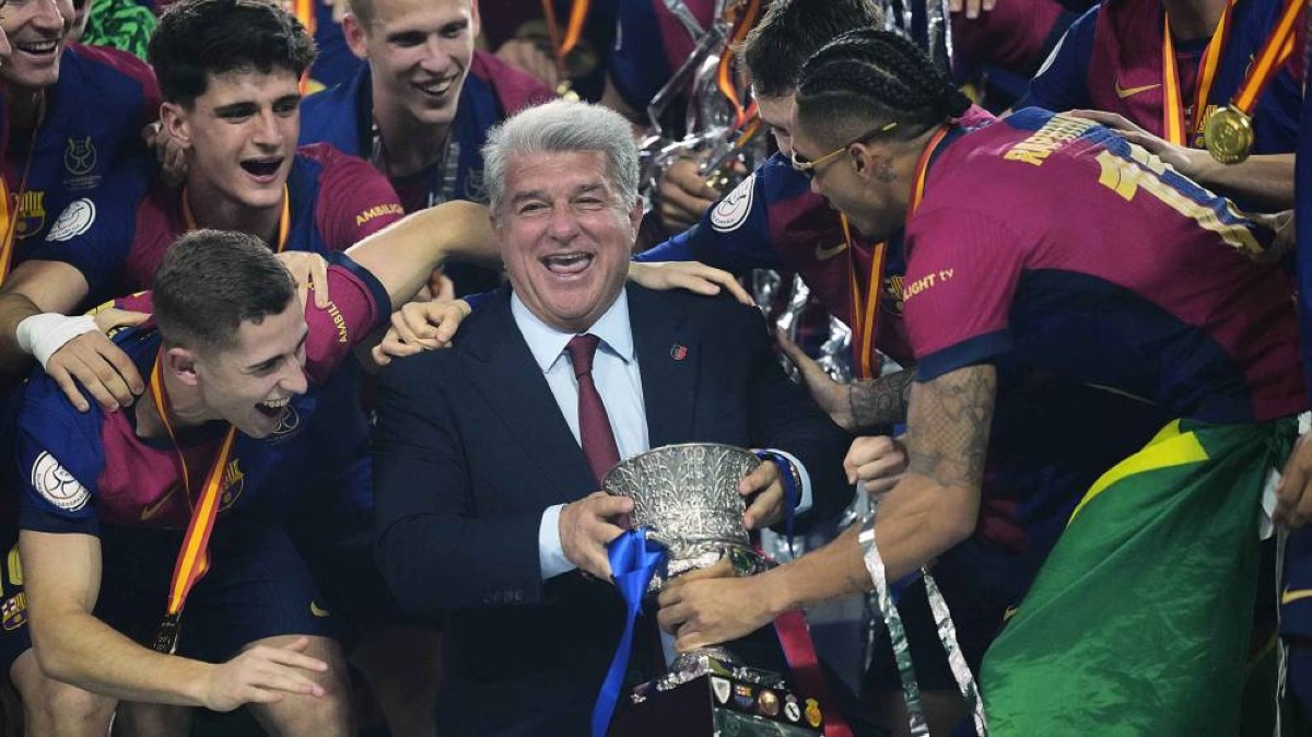 رسالة من المدرجات.. مشجع برشلونة يلفت انتباه لابورتا بطريقة خاصة