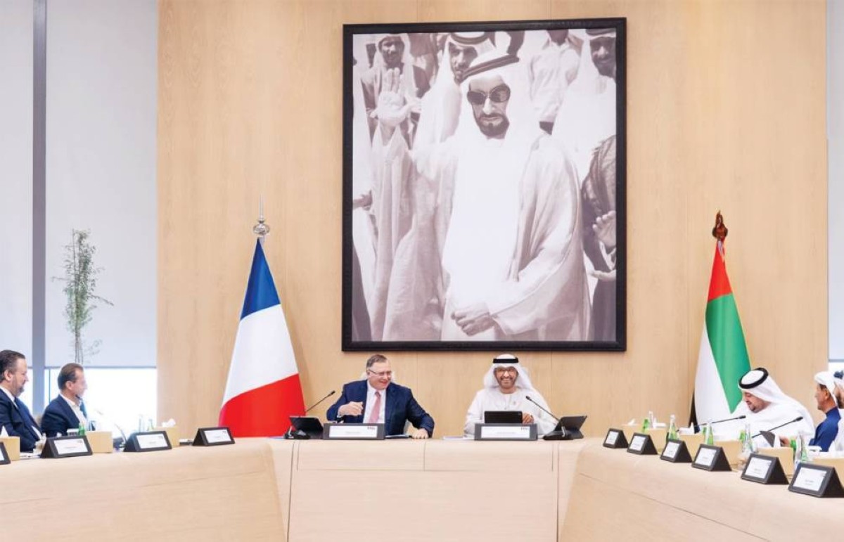 سلطان الجابر ومحمد السويدي وسلطان المنصوري وباتريك بويانيه وكبار المسؤولين خلال اللقاء أمس في أبوظبي 