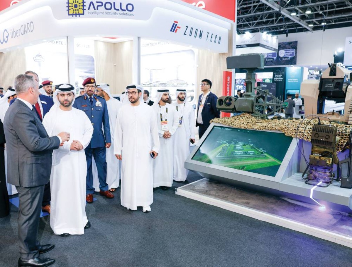 منصور بن محمد يستمع إلى شرح عن المعرض بحضور راشد المطروشي وعوض المهيري وخليفة السليس والمسؤولين 