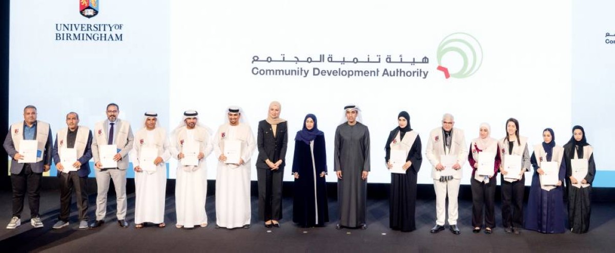 عبدالله البسطي وحصة بوحميد يتوسطان الخريجين 