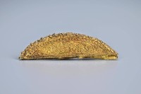 أدوات تجميل ذهبية في قبر