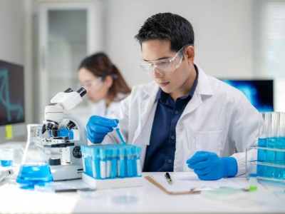 علماء صينيون يطورون علاجاً جزيئاً مبتكراً لعلاج السرطان بدقة